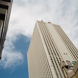 ビルを見上げて