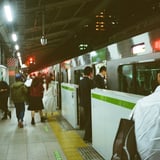 ホームにて