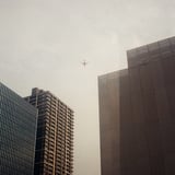 飛行機　見上げて
