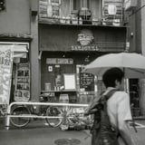 傘を差しながら