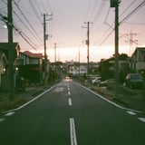 夕暮れの坂道で