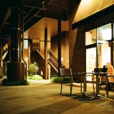 夜のカフェ