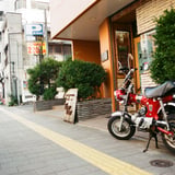 ダックスのある歩道