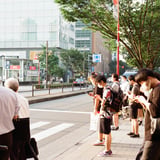 スマホを見る