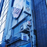 神保町 顔のワイシャツの前で
