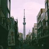 合羽橋から巨塔をのぞむ。