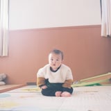 すわる子