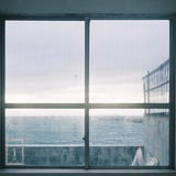 海に近いバス停から