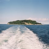 船の航跡と夏の空と猿島