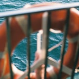 浮き輪の向こう。