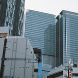壁のように連なるビル