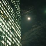 ビルと月