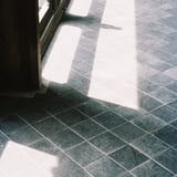 日陰の下を歩く