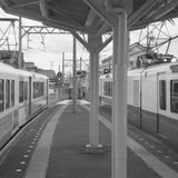 泊駅での列車交代