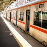 猛暑日は電車の冷房がありがたい。