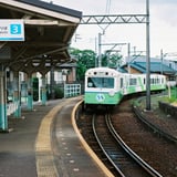 ナローゲージと急カーブなホーム