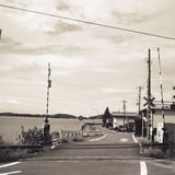 浜名湖が見える踏切