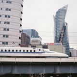 スパイラルタワーと新幹線