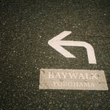 左へ