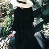昼下がりの黒ワンピース
