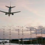 夕暮れの到着機