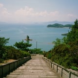 海へ続く石段