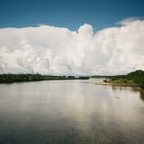 川面の空