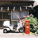 バイクとポストと紫陽花