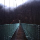 雨の吊り橋