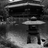 友泉亭公園　燈篭と本館　