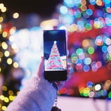 クリスマスツリーの前で