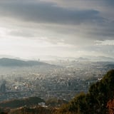 朝の街