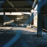 フェンス越しの駐車場