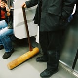 通勤電車に迷い込んだ月人