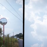 カーブミラーと空