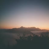 雲海に浮かぶ山