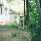 緑に溶け込む室外機