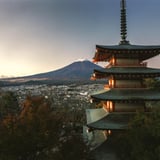 秋晨の忠霊塔と富士山