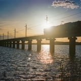 北浦橋と鹿島線 – 夕暮れの鉄道風景 🚆🌅
