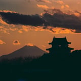  逆光に浮かぶ関宿城と富士山