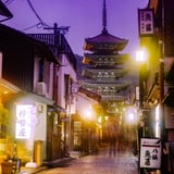 法観寺前の通りで、黄昏時に。