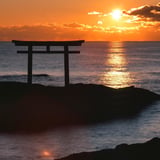 大洗磯前神社の鳥居と朝日 – 神秘の夜明け ⛩️🌅