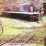 来ない列車を、待っている。