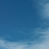 青空に昇る