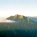 朝焼けに染まる五竜岳