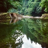 冷たい渓の水鏡