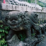 稲荷大明神の隅におかれた狛犬