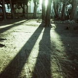 ひろがる光とのびる影
