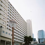 バス停と飛行機