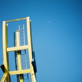 黄色と空色と月